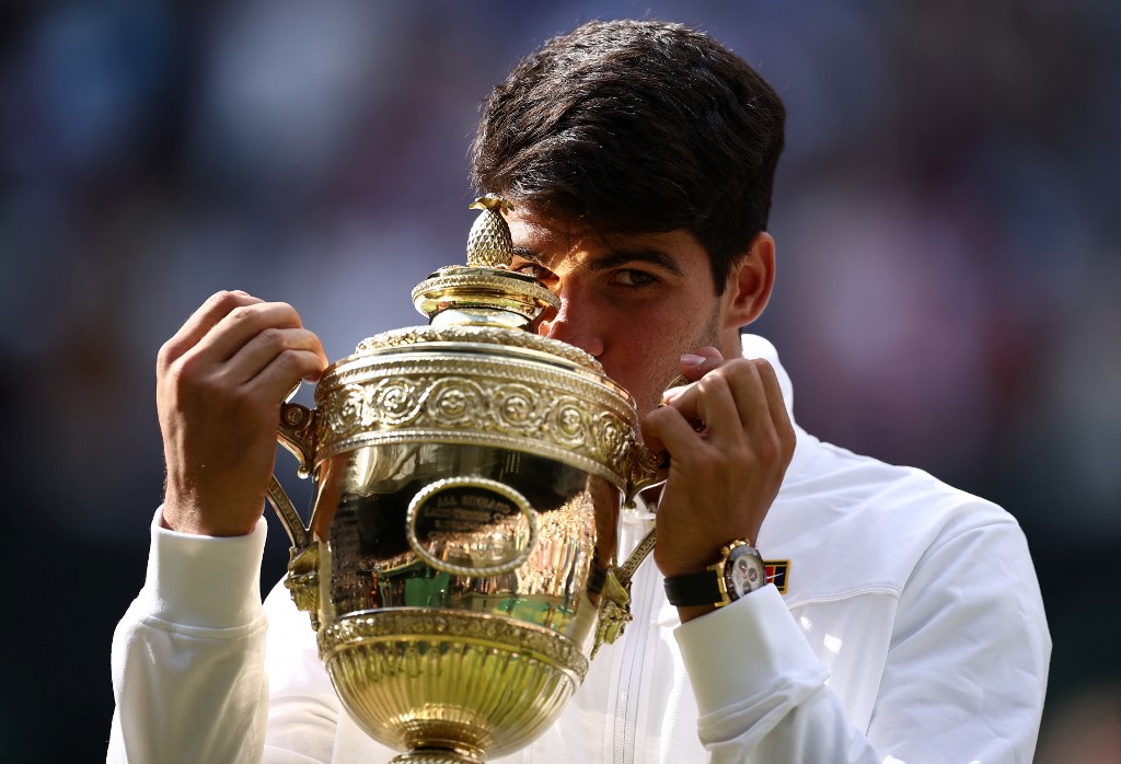 Carlos Alcaraz resmi menjadi juara Wimbledon dua kali setelah mengalahkan Novak Djokovic 6-2, 6-2, 7-6(4), Minggu, 14 Juli 2024, dan berhasil mempertahankan gelarnya di Grand Slam lapangan rumput.
