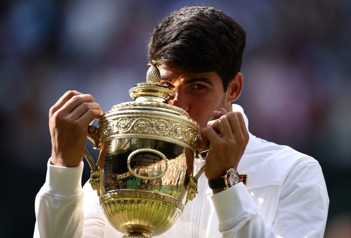 Carlos Alcaraz resmi menjadi juara Wimbledon dua kali setelah mengalahkan Novak Djokovic 6-2, 6-2, 7-6(4), Minggu, 14 Juli 2024, dan berhasil mempertahankan gelarnya di Grand Slam lapangan rumput.
