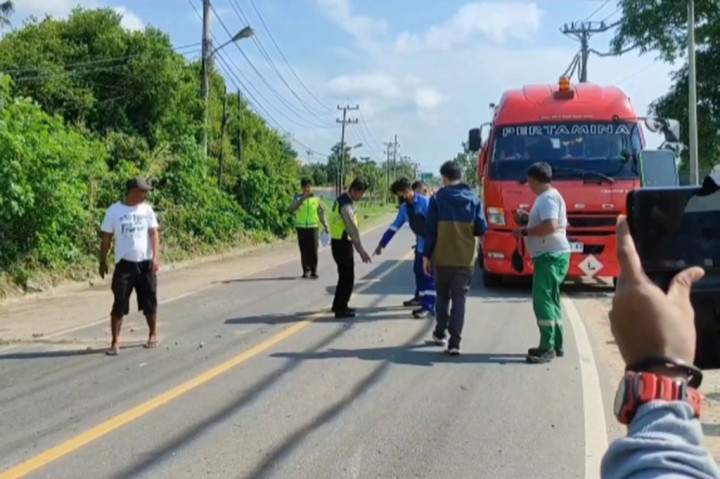 Dua santri tewas usai menabrak truk tangki BBM Pertamina di Jalan Ketapang Pangkalpinang, Provinsi Bangka Belitung (Babel), Sabtu, 13 Juli 2024.