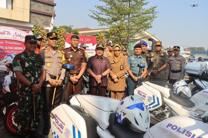 Apel Gelar Pasukan Operasi Patuh Semeru 2024 di wilayah Kabupaten Sidoarjo dilakukan pada Senin, 15 Juli 2024. Apel dipimpin Kapolresta Sidoarjo Kombes Christian Tobing dengan melibatkan personel gabungan dari polisi, TNI, dinas perhubungan, Satpol PP serta stake holder terkait.