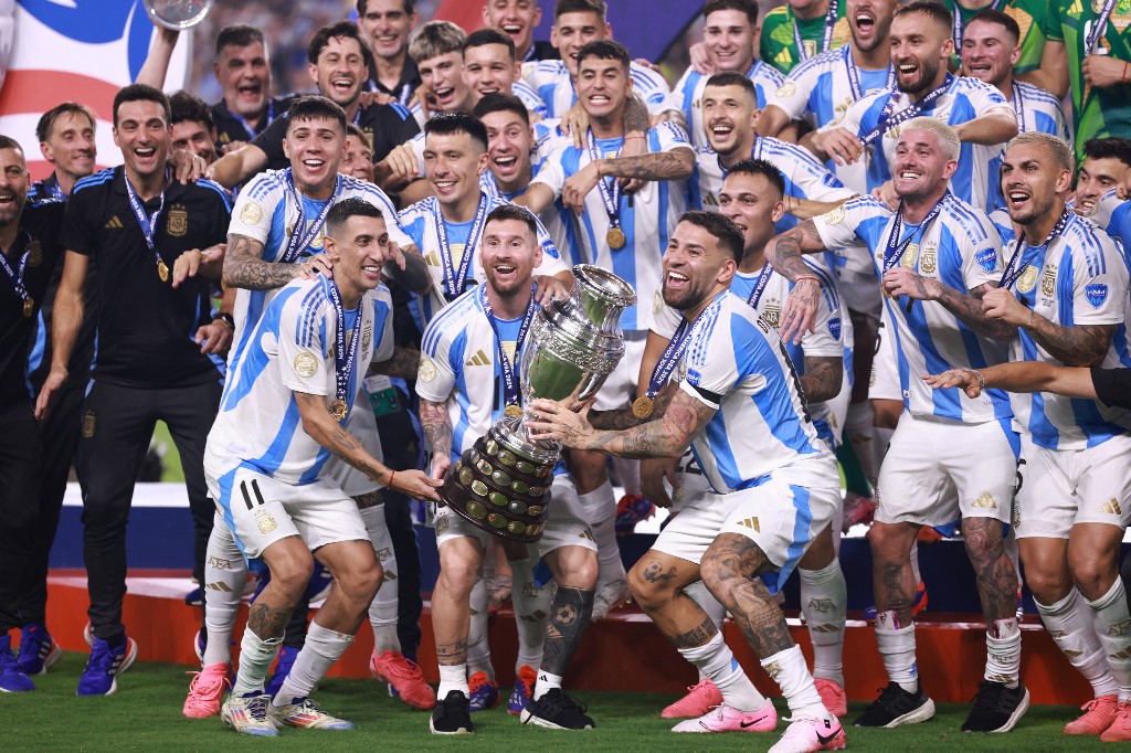 Timnas Argentina berhasil menjuarai Copa America 2024. Tim Tango menang dengan skor tipis 1-0 atas Kolombia pada Senin, 15 Juli 2024 WIB.