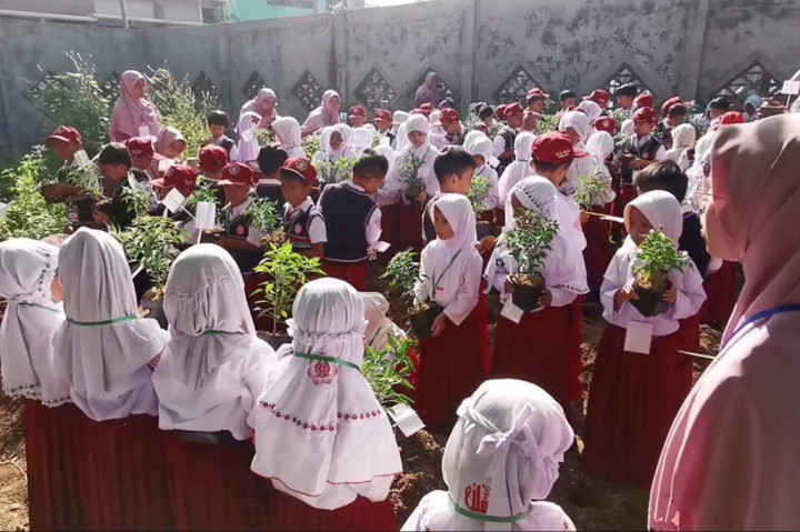 Melalui kegiatan ini mereka dilatih untuk mencintai lingkungan. Menanam pohon itu juga sebagai filosofi, siswa nantinya diharapkan bisa tumbuh berkembang sesuai cita-cita mereka.