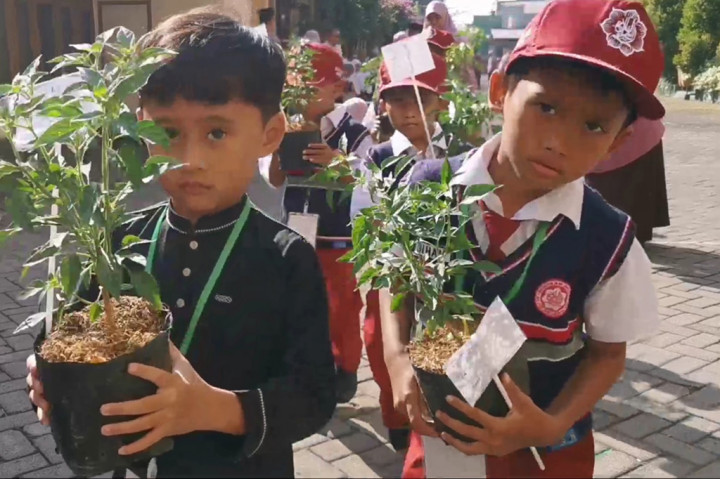 Sebuah sekolah dasar di Kabupaten Sidoarjo mengajak siswa barunya menanam aneka tanaman di halaman sekolah pada hari pertama masuk, Senin, 15 Juli 2024.