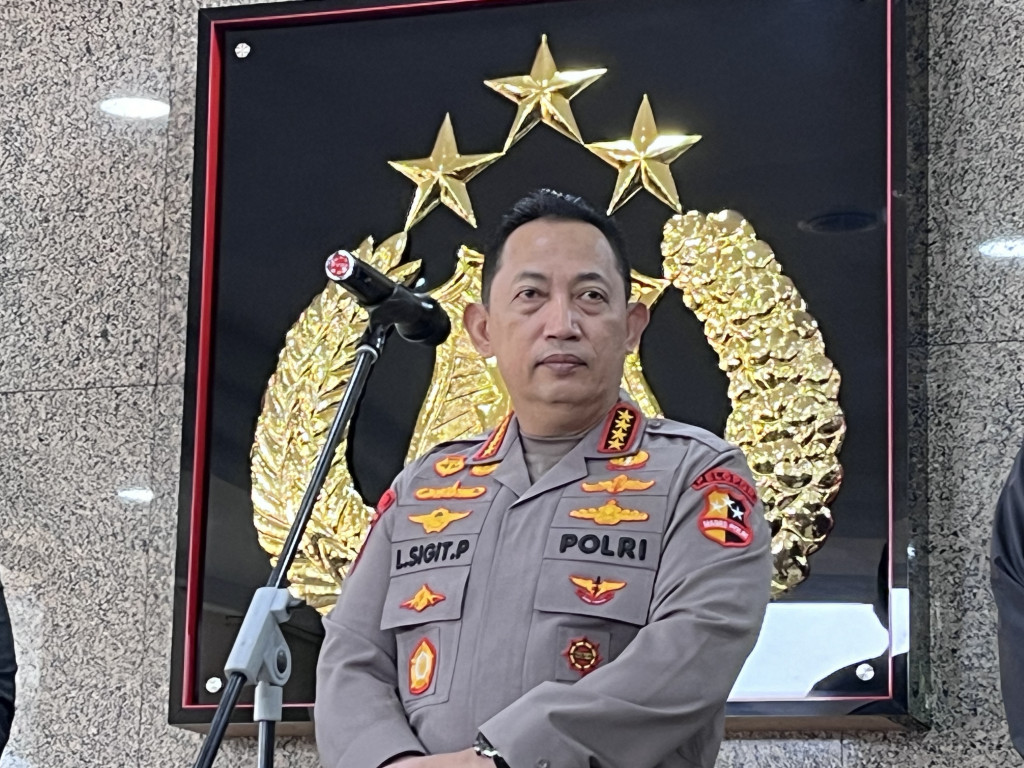 Kapolri Jenderal Listyo Sigit Prabowo memastikan akan mengamankan ajang pramusim Liga 1 Indonesia bertajuk Piala Presiden yang dimulai Jumat, 19 Juli 2024. Hal ini disampaikan Kapolri usai rapat dengan Ketua Umum Persatuan Sepak Bola Seluruh Indonesia (PSSI) Erick Thohir.