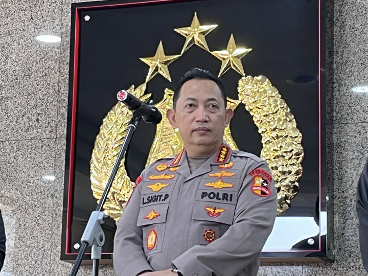 Kapolri Jenderal Listyo Sigit Prabowo memastikan akan mengamankan ajang pramusim Liga 1 Indonesia bertajuk Piala Presiden yang dimulai Jumat, 19 Juli 2024. Hal ini disampaikan Kapolri usai rapat dengan Ketua Umum Persatuan Sepak Bola Seluruh Indonesia (PSSI) Erick Thohir.