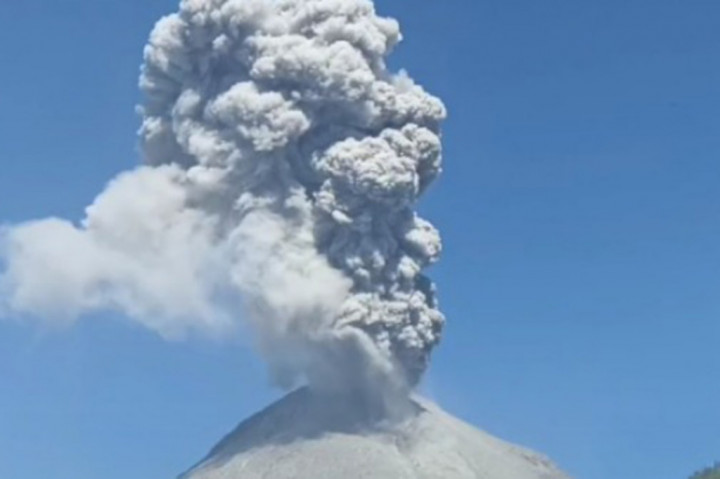 Pusat Vulkanologi Mitigasi dan Bencana Geologi melaporkan teoah terjadi erupsi gunung Lewotobi Laki-laki dengan ketinggian 1000 meter dari atas puncak sebanyak dua kali.