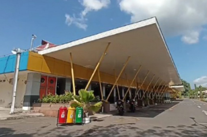 Selain permukiman warga yang tertutup abu vulkanik, aktivitas penerbangan di bandara Frans Seda Maumere dibatalkan karena ruang udara terdeteksi terdampak abu vulkanik gunung Lewotobi Laki-laki.