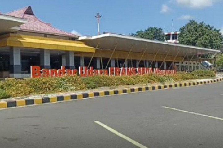 Kolom abu teramati berwarna kelabu dengan intensitas tebal condong ke arah barat daya dan barat. Akibat erupsi sejauh 1 kilometer ini hujan abu terus mengguyur wilayah Kabupaten Sikka.