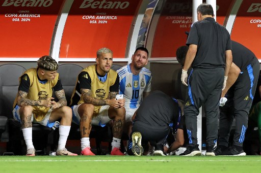 Messi yang emosional kemudian terlihat menutupi wajahnya sambil menangis di kursinya.