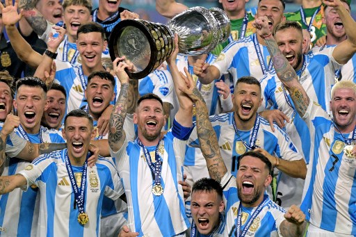 Messi yang emosional kemudian terlihat menutupi wajahnya sambil menangisMessi tampak pincang setelah pertandingan tetapi tampaknya dalam semangat yang baik. Dia bertepuk tangan dan tertawa serta mengangkat trofi bersama rekan setimnya Nicolás Ottamendi dan Ángel Di María.