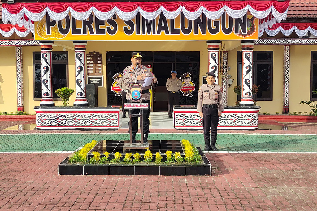 Kapolres Simalungun, AKBP Choky Sentosa Meliala saat apel gelar pasukan di Mako Polres Simalungun Pematang Raya Kabupaten Simalungun Senin, 15 Juli 2024, menekankan pentingnya kedisiplinan berlalu lintas sebagai cerminan peradaban dan budaya suatu bangsa. Ia menekankan bahwa keteraturan dalam sistem transportasi berkontribusi pada kepastian waktu yang penting bagi sektor investasi dan pembangunan negara.