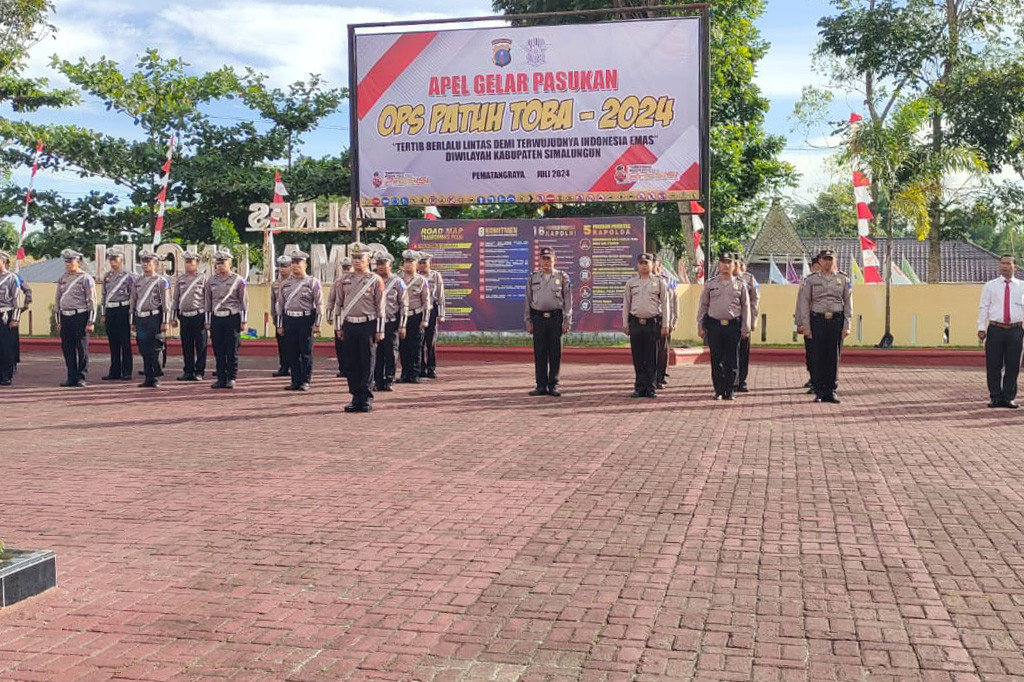 Operasi Patuh Toba 2024 yang digelar dua pekan ini melibatkan 1.377 personel dari Polda Sumatra Utara dan jajaran kewilayahan. Operasi ini mengedepankan fungsi lalu lintas dalam kegiatan edukatif, persuasif, dan
humanis serta penegakan hukum bagi pelanggar dengan fokus operasi meliputi 10 jenis pelanggaran lalu lintas yang sering terjadi, seperti tidak menggunakan helm SNI, melawan arus, menggunakan ponsel saat berkendara, dan pelanggaran lainnya.