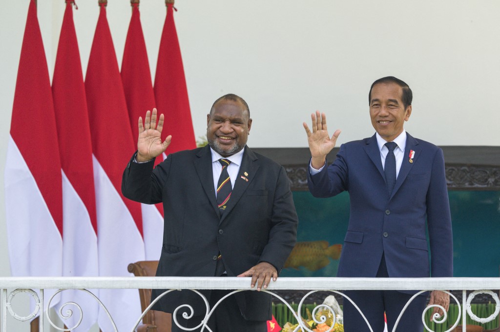Presiden Jokowi yang didampingi sejumlah menteri Kabinet Indonesia Maju menerima PM James Marape dan delegasi di halaman Istana Bogor.