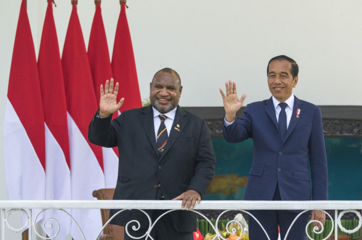 Presiden Jokowi yang didampingi sejumlah menteri Kabinet Indonesia Maju menerima PM James Marape dan delegasi di halaman Istana Bogor.
