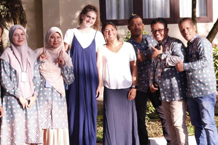 Suasana ramai dan penuh semangat juga tampak ketika para guru menyambut hangat para siswanya dengan penuh keramahan. Momen ini menjadi kesempatan bagi guru dan siswa untuk menjalin kembali komunikasi dan membangun chemistry di awal tahun ajaran baru.