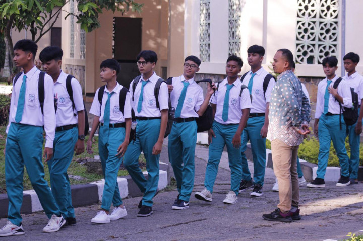 Antusiasme terlihat jelas di wajah para siswa yang memasuki gerbang sekolah. Senyum ceria dan tawa canda menghiasi pagi hari yang cerah. Para siswa saling bertukar cerita tentang pengalaman mereka selama liburan, mempererat kembali persahabatan yang sempat terjeda.