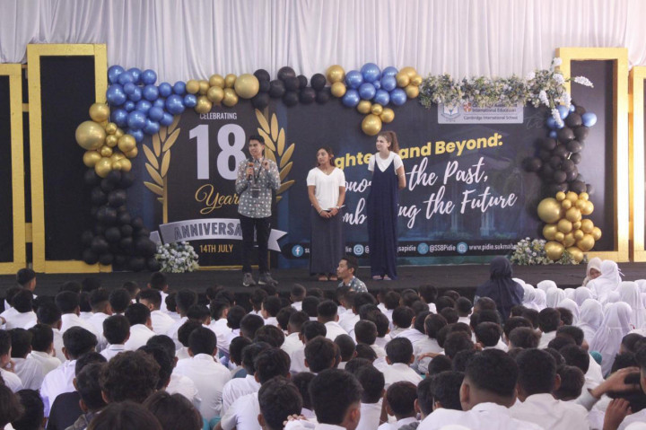 Liburan telah usai, semangat baru pun mewarnai hari pertama masuk sekolah di Sukma Bangsa Pidie, Aceh. Lonceng sekolah berbunyi nyaring, menandakan dimulainya kembali proses belajar mengajar bagi para siswa dan siswi di jenjang SD, SMP, dan SMA.