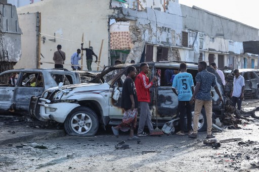 Sekelompok orang melihat puing-puing dan kehancuran di sebuah kafe di Mogadishu, Somalia, Senin, 15 Juli 2024, menyusul ledakan bom mobil yang menewaskan sedikitnya sembilan orang dan 20 lainnya terluka.