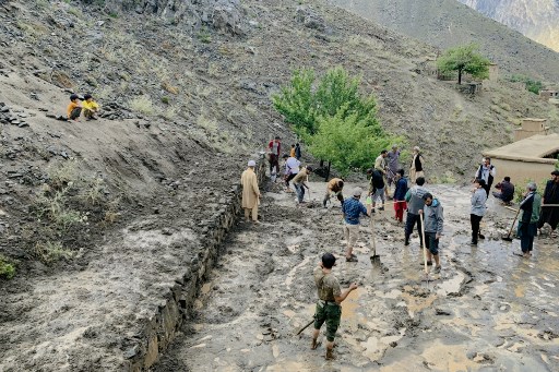 Warga Afghanistan mencari korban yang belum ditemukan di antara tumpukan lumpur menyusul banjir bandang setelah hujan lebat di Desa Pesgaran, Distrik Dara, Provinsi Panjshir, Senin, 15 Juli 2024.