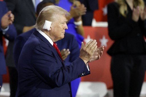 Mantan Presiden AS dan calon presiden Partai Republik tahun 2024 Donald Trump, dengan perban di telinganya setelah terluka dalam upaya pembunuhan, hadir pada hari pertama Konvensi Nasional Partai Republik 2024 di Fiserv Forum di Milwaukee, Wisconsin, Senin, 15 Juli 2024.