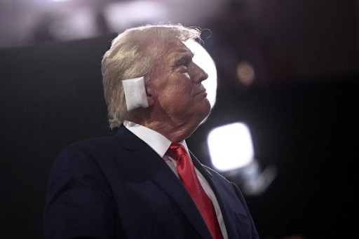 Trump tertembak di telinga kanannya tetapi baik-baik saja dan FBI mengeluarkan pernyataan yang mengidentifikasi Thomas Matthew Crooks sebagai tersangka penembak dalam insiden tersebut pada hari Sabtu, 13 Juli.