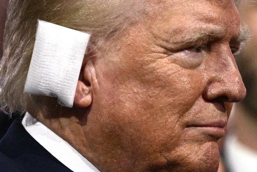 Secret Service yang menangani keamanan presiden sebelumnya dan presiden saat ini, mengatakan penembak melepaskan beberapa tembakan ke arah panggung dari posisi yang tinggi dari luar tempat acara. Selain pelaku penembakan, satu penonton tewas dan dua lainnya luka parah.