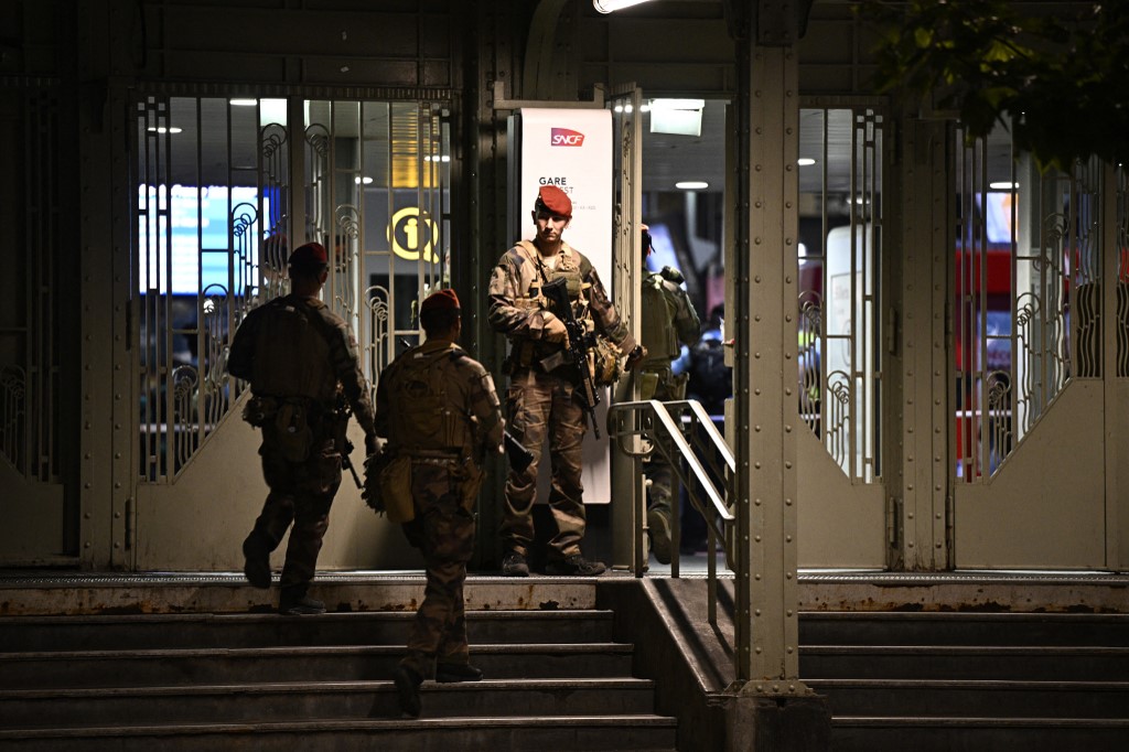 Seorang tentara Prancis tiba-tiba ditikam pisau oleh seseorang tak dikenal saat berpatroli di Gare de l'Est (Stasiun Kereta Api Timur) di kota Paris pada Senin, 15 Juli 2024 malam.
