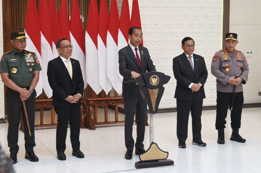 Presiden Joko Widodo berangkat ke Abu Dhabi, Persatuan Emirat Arab (PEA), pada Selasa, 16 Juli 2024 untuk melakukan kunjungan kenegaraan. Kunjungan tersebut bertujuan untuk memperkuat hubungan bilateral antara Indonesia dan PEA, terutama di bidang ekonomi dan investasi.