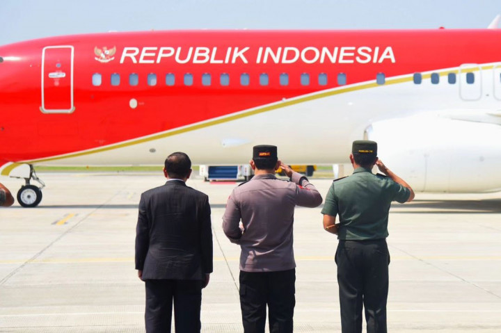 “Dalam pertemuan dengan Presiden MBZ nanti, saya antara lain akan membahas mengenai berbagai upaya peningkatan kerja sama ekonomi dan investasi yang strategis. Tentunya kerja sama-kerja sama ini akan dilanjutkan implementasinya oleh pemerintah baru nantinya,” tambah Presiden.