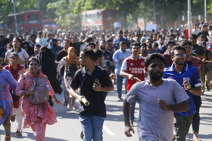 Aksi protes tersebut, yang berlangsung pada Senin kemarin, menjadi tantangan besar pertama bagi Perdana Menteri Sheikh Hasina sejak terpilih kembali untuk masa jabatan keempat pada Januari lalu.