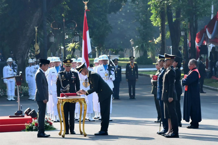 Presiden Joko Widodo melantik 906 perwira Tentara Nasional Indonesia (TNI) dan Kepolisian Negara Republik Indonesia (Polri) pada Upacara Prasetya Perwira dan Pelantikan Perwira TNI/Polri di halaman Istana Merdeka, Jakarta, Selasa, 16 Juli 2024.