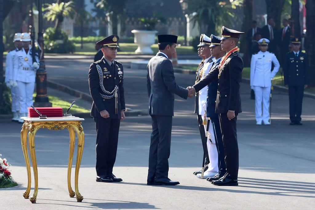 Presiden Joko Widodo mengingatkan perwira TNI dan Polri merupakan tulang punggung pertahanan dan keamanan bangsa yang bertugas melindungi segenap bangsa Indonesia.