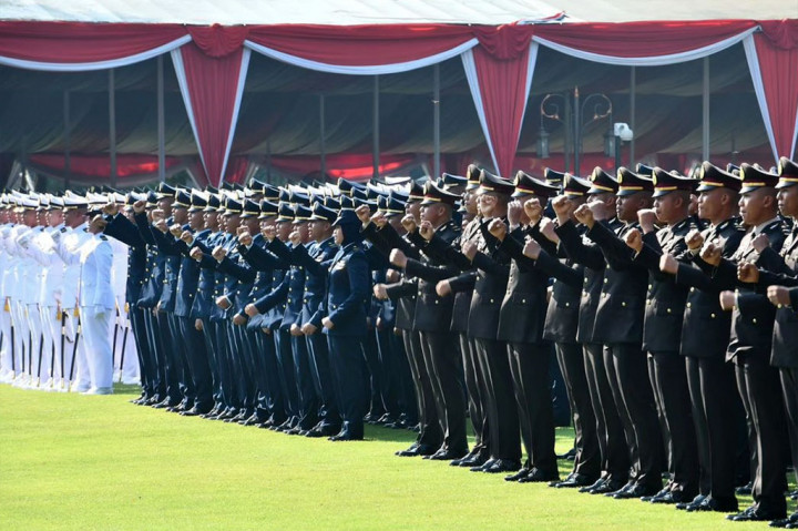 Jokowi meminta perwira TNI/Polri memegang teguh Sapta Marga, Sumpah Prajurit, dan 8 Wajib TNI serta Tribrata dan Catur Prasetya Polri. Presiden meminta kedua institusi itu menjaga soliditas dan kekompakan.