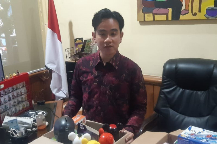 Usai menyerahkan surat pengunduran dirinya ke DPRD Kota Solo, Wali Kota Solo Gibran Rakabuming Raka langsung mengemasi barang-barangnya yang ada di Kantor Balai Kota Solo. Gibran terlihat memasukkan barang-barang yang ada di meja kerjanya, Selasa sore, 16 Juli 2024.