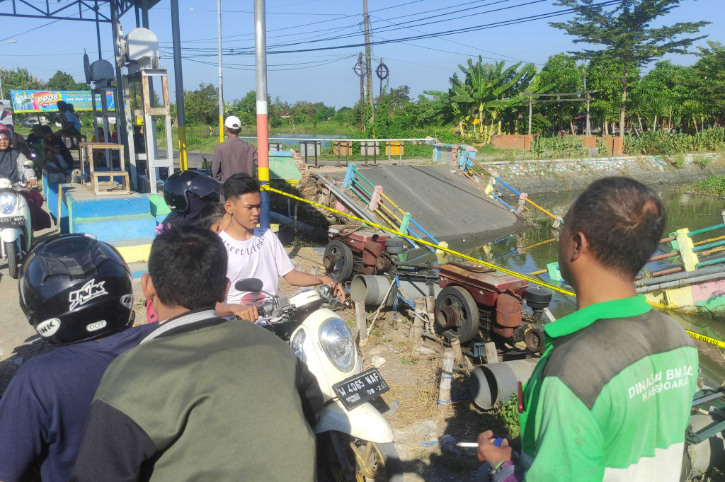 Jembatan yang ambrol ini adalah satu-satunya penghubung warga Desa Kedungpeluk dengan desa lainnya. Sehingga dengan ambrolnya jembatan ini, transportasi warga Desa Kedungpeluk terganggu.