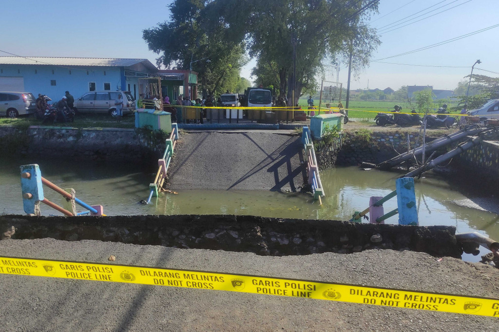 Jembatan di Desa Kedungpeluk Kecamatan Candi Kabupaten Sidoarjo ambrol pada Selasa, 16 Juli 2024. Akses transportasi 3.800 warga Desa Kedungpeluk terganggu akibat peristiwa ini.