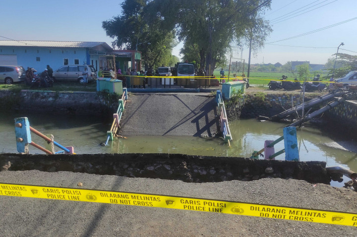 Jembatan di Desa Kedungpeluk Kecamatan Candi Kabupaten Sidoarjo ambrol pada Selasa, 16 Juli 2024. Akses transportasi 3.800 warga Desa Kedungpeluk terganggu akibat peristiwa ini.