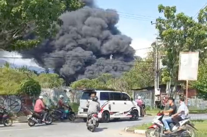 Karyawan baru mengetahui setelah api membesar. Para karyawan dan puluhan anggota Pemadam Kebakaran Kota Padang berjibaku memadamkan api.