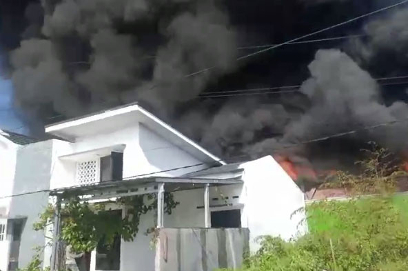 Menurut saksi mata, Feri Hendra, 42 tahun, kebakaran gudang springbed ini, terjadi pukul 14.42 WIB, Selasa, 16 Juli 2024.