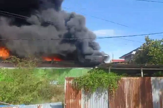 Gudang springbed dan kantor berada di RT 001 / RW 002, Kelurahan Batang Kabung, Kecamatan Koto Tangah, Kota Padang, Sumatra Barat, terbakar. Tidak ada korban jiwa, tetapi kerugian mencapai miliaran rupiah.