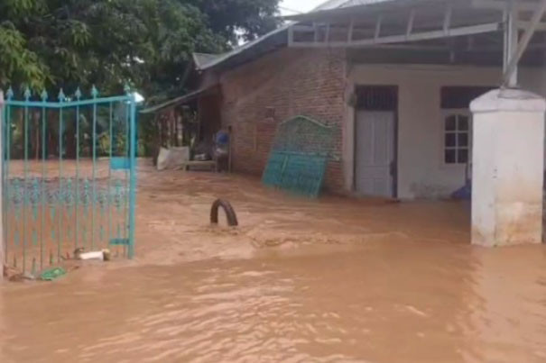Ketinggian air yang mencapai satu meter di sejumlah titik, membuat warga terpaksa dievakuasi ke tempat yang lebih aman. Bahkan sebagian warga terpaksa mengungsi secara mandiri ke rumah kerabat.