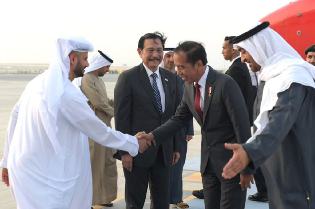 Presiden Jokowi tiba di Abu Dhabi usai menempuh perjalanan sekitar 8,5 jam dari Indonesia. Di bawah tangga Pesawat Kepresidenan Indonesia-1 yang membawa Jokowi dan rombongan, Presiden MBZ langsung menyalami  Jokowi.