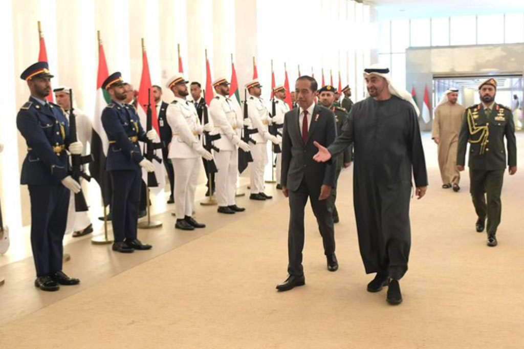 Dari Bandara Internasional Zayed, Jokowi bersama rombongan kemudian melanjutkan perjalanan menuju hotel tempatnya bermalam selama kunjungan di Abu Dhabi.