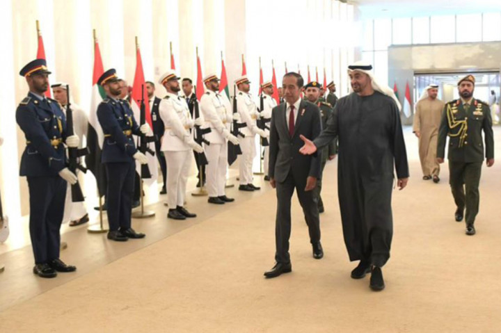 Dari Bandara Internasional Zayed, Jokowi bersama rombongan kemudian melanjutkan perjalanan menuju hotel tempatnya bermalam selama kunjungan di Abu Dhabi.