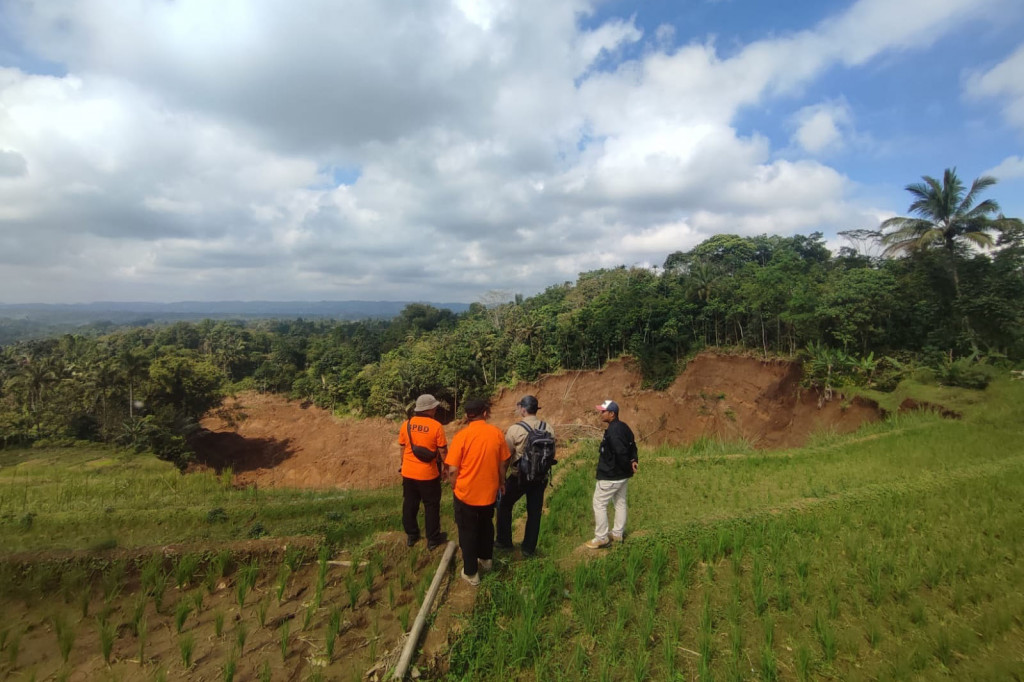 Nuraedidin mengatakan, pergerakan tanah di 5 kecamatan perlu diwaspadai bersama karena kondisi rumah yang di bangun dan ditempati mereka lokasinya berada di zona berbahaya hingga dapat mengakibatkan longsor susulan. Akan tetapi, lokasi pergerakan tanah selama ini memang paling banyak terdampak kepada lahan pertanian tertutup material longsor.