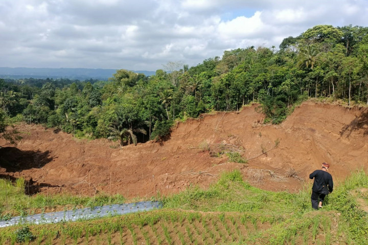 Badan Penanggulangan Bencana Daerah (BPBD) Kabupaten Tasikmalaya bersama tim Pusat Vulkanologi dan Mitigasi, Bencana, Geologi (PVMBG) melakukan pengecekan lokasi pergerakan tanah di Kecamatan Salawu, Cibalong, Cigalontang, Kadipaten, Puspahiang, Kabupaten Tasikmalaya. Kejadian tersebut mengakibatkan puluhan unit rumah rusak serta 56 keluarga terancam.