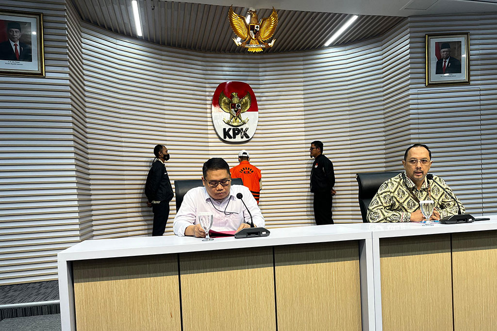 Muhaimin merupakan tersangka pemberi suap terkait pengadaan barang dan jasa terhadap Gubernur nonaktif Malut Abdul Gani Kasuba. Dia diduga telah memberikan Rp7 miliar kepada kepala daerah itu. “Nilainya masih bisa berkembang sesuai hasil penyidikan,” ucap Asep.