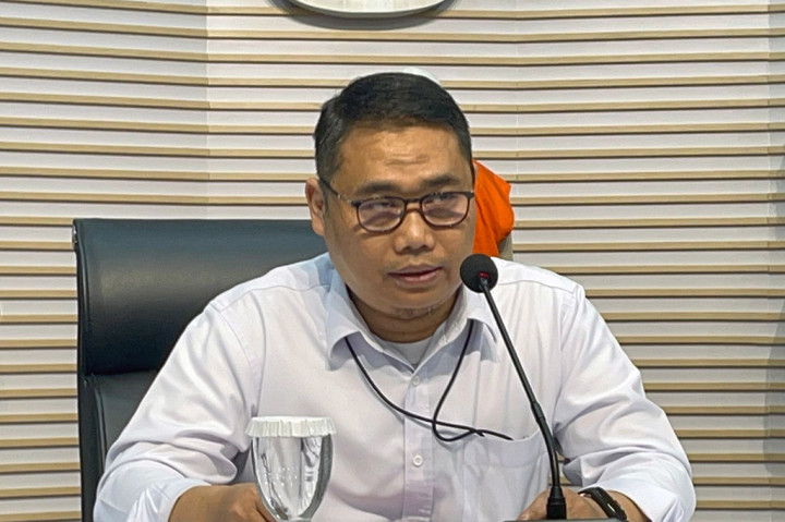 Duit itu diserahkan kepada Abdul secara tunai dan transfer. Gubernur nonaktf Malut itu menggunakan tangan ajudan dan rekening keluarga serta perusahaan terkait untuk menerima dana dari Muhaimin. Total, ada empat proyek yang diterima Muhaimin karena uang suap ini. KPK masih melakukan pendalaman.