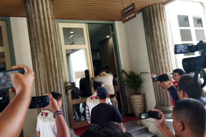 Komisi Pemberantasan Korupsi (KPK) menggeledah sejumlah ruangan di kompleks Balai Kota Semarang, Jawa Tengah, Rabu, 17 JULI 2024.
