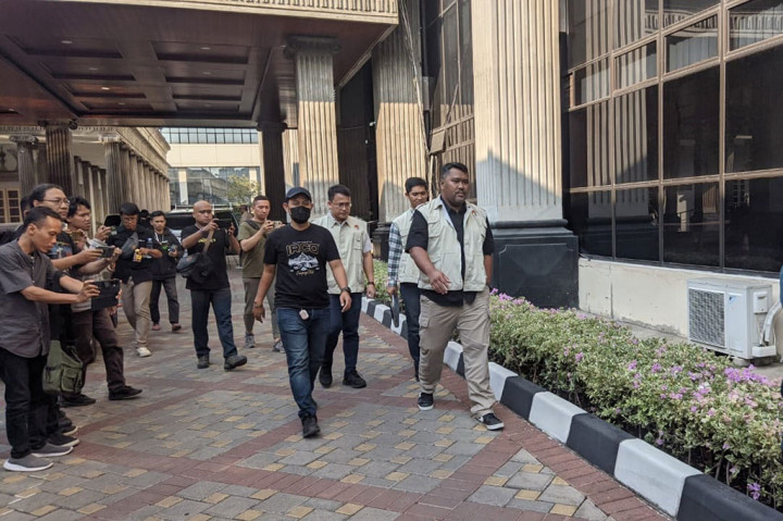 Beberapa petugas KPK mengenakan rompi bertulisan lembaga antirasuah tersebut. Penyidik KPK menggeledah ruang Wakil Wali Kota dan Sekretaris Daerah Kota Semarang yang berlokasi di sisi kompleks kantor pemerintahan itu.